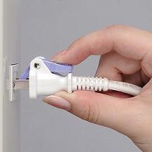 エレコムが発売する「“楽々コンセント”シリーズ」。レバーを押しながら手前に引っ張る