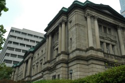 日銀への評価は、各紙で分かれている