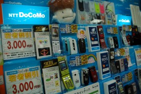 店頭で販売される携帯電話にも「お財布ケータイ」が増えてきた(05年10月6日、ラオックス本店にて)