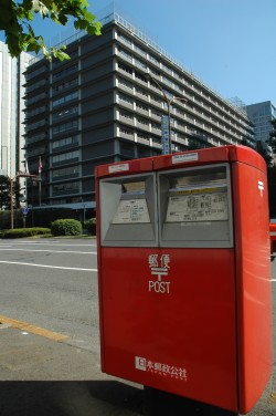 全国に25,000箇所もの郵便局を持つ日本郵政公社の動向が注目される