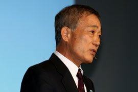 発表会でスピーチするホンダの福井威夫社長