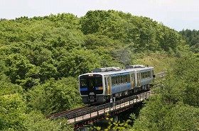 ディーゼルと電池を併用して走行する「キハE200形」