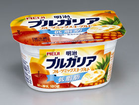 明治乳業が発売する「明治ブルガリア　フルーツミックスヨーグルト　低脂肪」