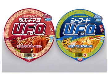 日清食品が発売する「明太子マヨ焼そば」(左)と「シーフード焼そば」(右)