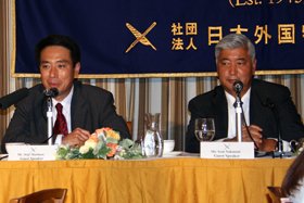 記者会見する前原氏(左)と中谷氏(右)