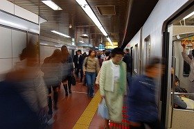 停車していた電車は、こんな乗客の多い状況ではなかったようだ（写真はイメージ）