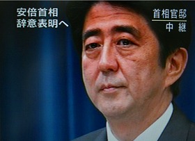 首相官邸の記者会見で辞意を表明した安倍首相。テレビ局各局は、その表情を「涙目」と報じた（NHKより）