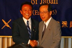 出馬を巡って様々な陰謀説が流れる福田氏（右）と麻生氏