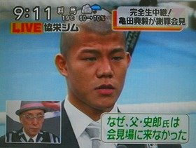 リポーターから厳しい詰問を受け、返答に困った様子の亀田興毅さん（日本テレビから）