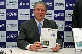 都内で開かれたサイン会に姿を見せたアル・ゴア前米国副大統領