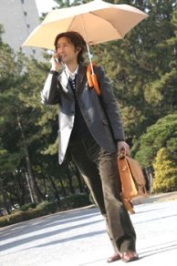 「肩ブレラ」を使えば、雨の日でも両手が使える