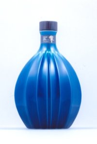 サントリーから新発売の「響35年　三代徳田八十吉＜耀彩瓶　碧陽＞」