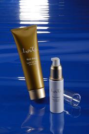 「清浄保湿」をコンセプトとする「ルナトックス」の洗顔フォーム（左）と美容液