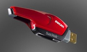 サンディスクが発売するドゥカティエディション高速フラッシュメモリー（画像は「Extreme Ducati エディションUSBフラッシュドライブ」）