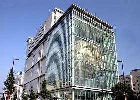 中央の球体は千葉市科学館のプラネタリウム