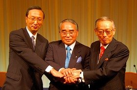 共同記者会見をした、左から朝日の秋山耿太郎社長、日経の杉田社長、読売の内山社長