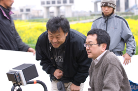 撮影の高間賢治さんとモニターチェックする和田秀樹さん