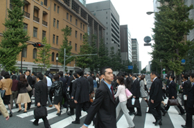 景気低迷で安定志向が強まっている（写真はイメージ）