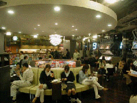 最初に「ブック＆カフェ」形式にしたTSUTAYA六本木店