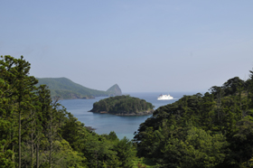 中央に浮かぶのがカズラ島。無断では足を踏み入れられない