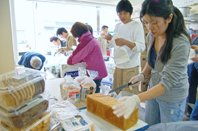 寄付された食品を仕分けするボランティアたち（東京・浅草橋のセカンドハーベスト・ジャパンで）