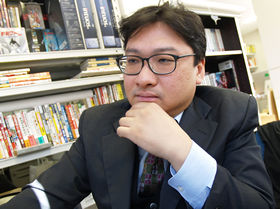 東京大学大学院情報学環の吉田正高・特任講師。大学では戦後の漫画やアニメ、ゲームの歴史をたどる「コンテンツ文化史」の講義を行っている