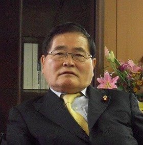 日本郵政の人事について語る亀井静香郵政・金融担当相
