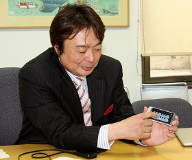 ケータイの今後の展開について語る木暮祐一さん