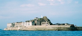 長崎県沖に浮かぶ「軍艦島」（写真提供：「軍艦島を世界遺産にする会」）