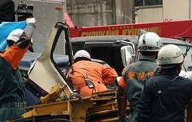 トラックから3人が救出された