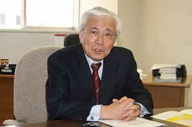 大学の財政のあり方について語る關昭太郎さん