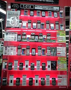 スマートフォンが並ぶ（ビックカメラ有楽町店本館・携帯電話コーナー）