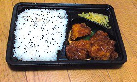 「デイリーヤマザキ」で売っている298円のソースチキンカツ弁当