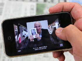 アイフォーン上で指を動かすだけで、共同通信の写真ニュースを次々と読める