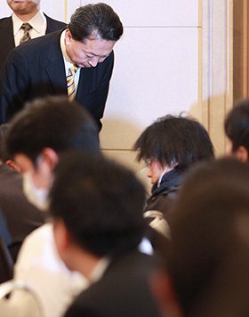 報道陣に頭を下げる鳩山由紀夫首相