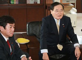 郵政民営化見直しの素案を発表する亀井静香郵政相（右）と原口一博総務相