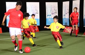 元サッカー日本代表に挑む少年チーム。試合は3－2で少年チームが勝った