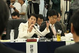 左から「仕分け人」蓮舫参院議員と、田島要衆院議員。手前は説明者（JICA）側