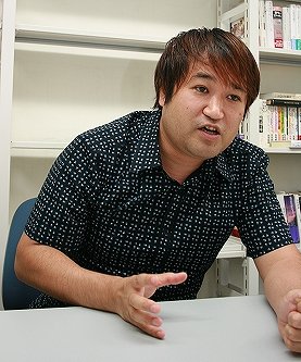 新潮文芸振興会の三島由紀夫賞を受賞したばかり。「次回作は、人を楽しませるエンタメ小説を書いていきたい」と話す東浩紀さん