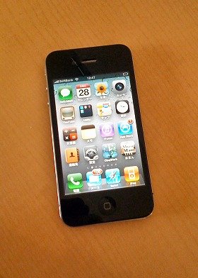 米ＣＲ誌「iPhone 4買ってはいけない」 電波障害「設計上の問題」と指摘