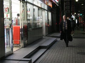 セブン-イレブンの麹町駅前店では、09年6月から医薬品を販売している