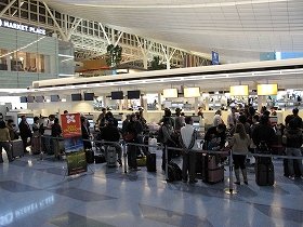 羽田空港のチェックインカウンターの前には、長い列ができた