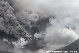 新燃岳、火口底の中央部の様子