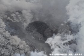 中央の黒い部分が溶岩ドームだ（写真はいずれも「東京大学地震研究所」（撮影：中田節也））