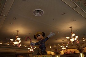 ショップでは照明が抑えられていた