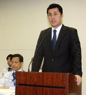 統合対策本部の会見に臨む細野豪志首相補佐官。左は経済産業省原子力安全・保安院の西山英彦審議官
