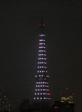 2か月ぶりにライトアップされた東京タワー。白色光は哀悼の意を表している