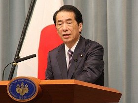 記者会見に臨む菅直人首相
