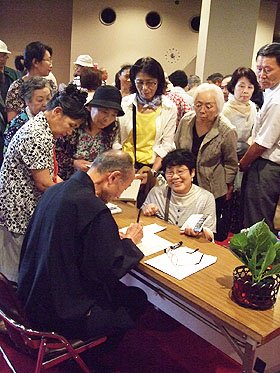 最新刊の『絆　いま、生きるあなたへ』と『寺田寅彦随筆選　天災と日本人』<br />
合わせて１００冊はあっという間に完売。サインを求める長蛇の列ができた