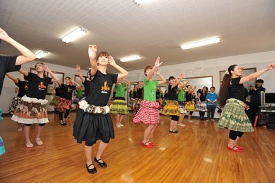 4月22日、ふるさとの復興を願い、常磐音楽舞踊学院でレッスンを再開したフラガールたち